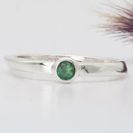 Anillo Möbius con esmeralda